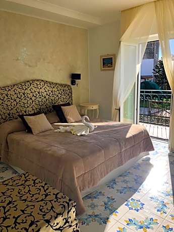 Deluxe Double Room with Balcony and Sea View