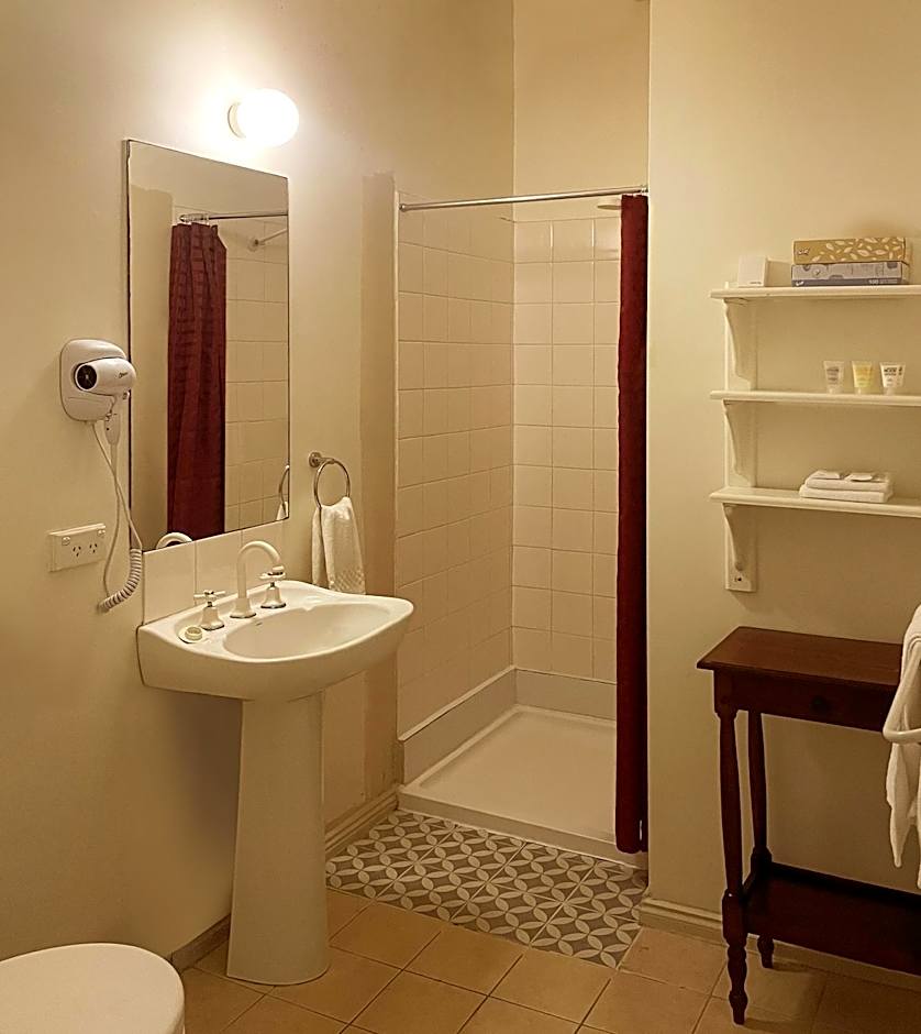 The Lodge on Elizabeth Bed & Breakfast