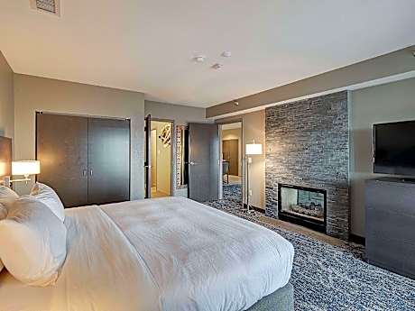 1 King Presidential Suite - Whirlpool