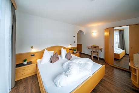 Budget Double Room - Annex Residence Hotellino (164 ft)