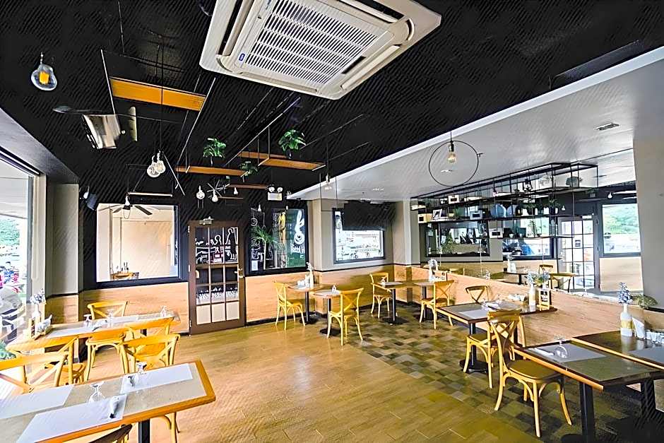 Goldberry Suites & Hotel Mactan