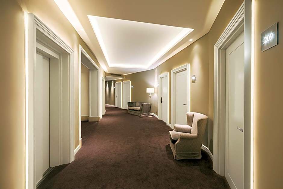 Lamaro Hotel