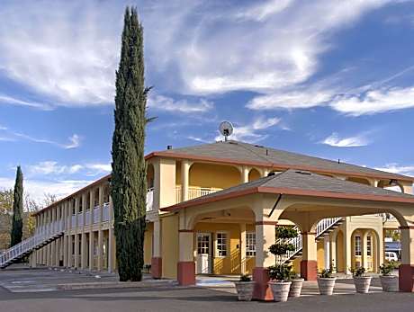 Upper Lake Inn & Suites
