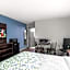 HomeTowne Studios by Red Roof Richmond - Airport Sandston
