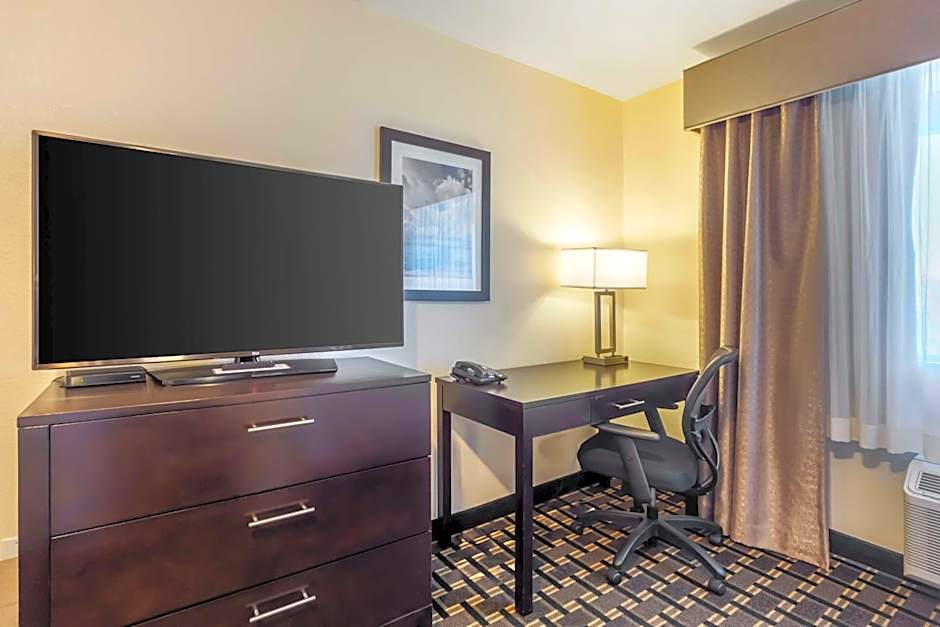 Best Western Plus Edmonds Harbor Inn