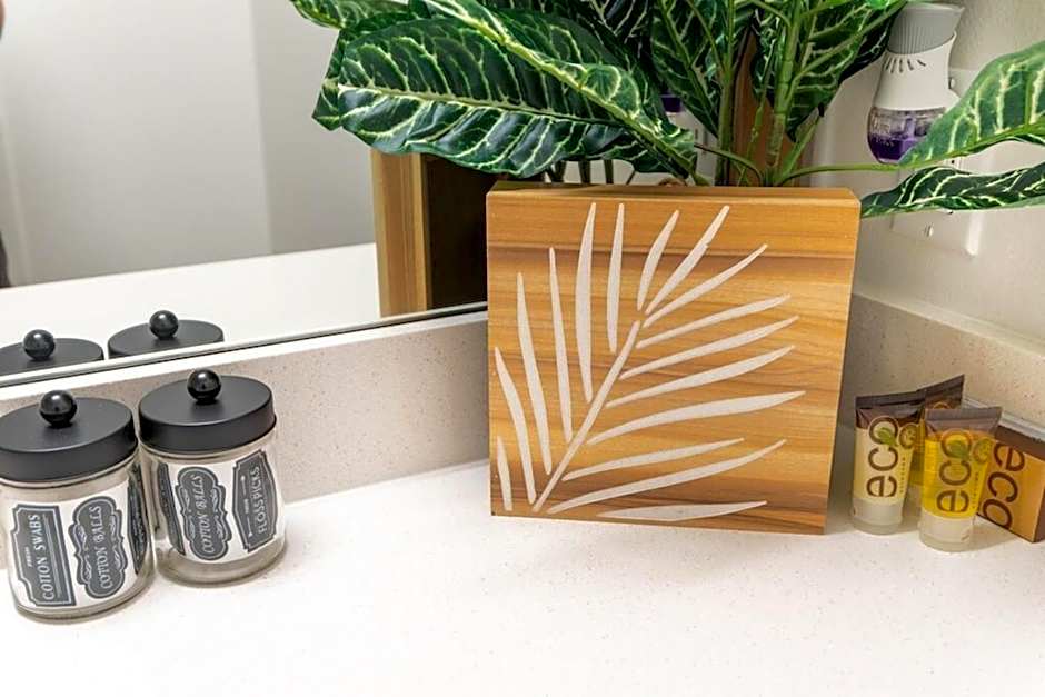 Palm Theme King Bed Paid Garage 55" 4k Smart T