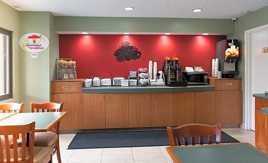 Super 8 by Wyndham Elgin