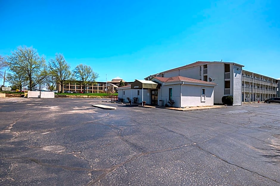 Motel 6-Blue Springs, MO