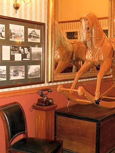 Hill House Inn