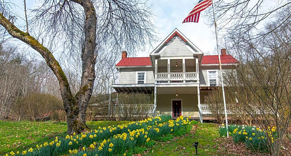 Moore House Inn & Cabins