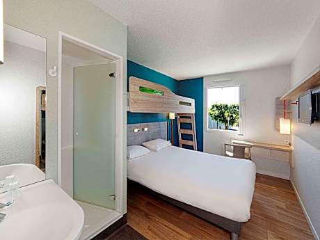 Triple Room with a large bed and a bunk bed