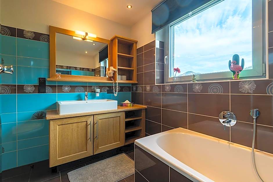 Elinas Mountain Views