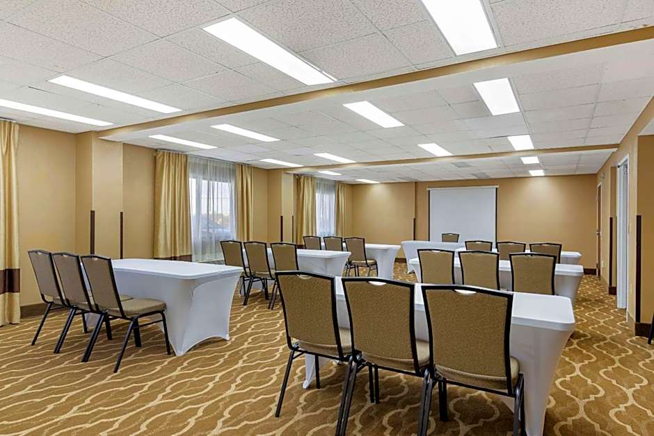 Comfort Inn & Suites - near Robins Air Force Base Main Gate