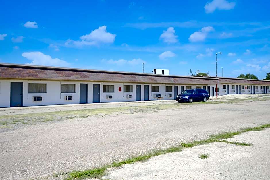 First Inn By OYO Quinter Hwy 70