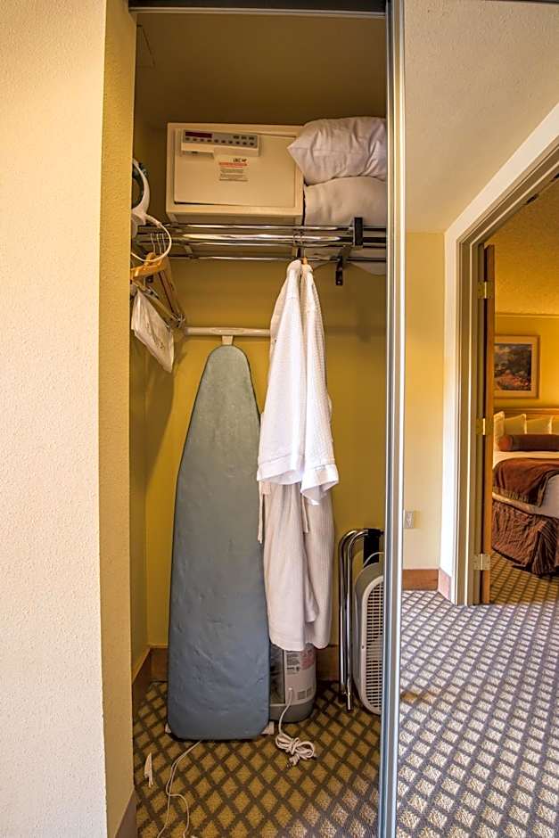 The Grand Lodge Hotel and Suites