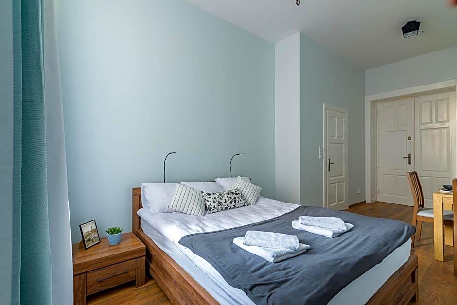 Oak Tree Old Town Apartments