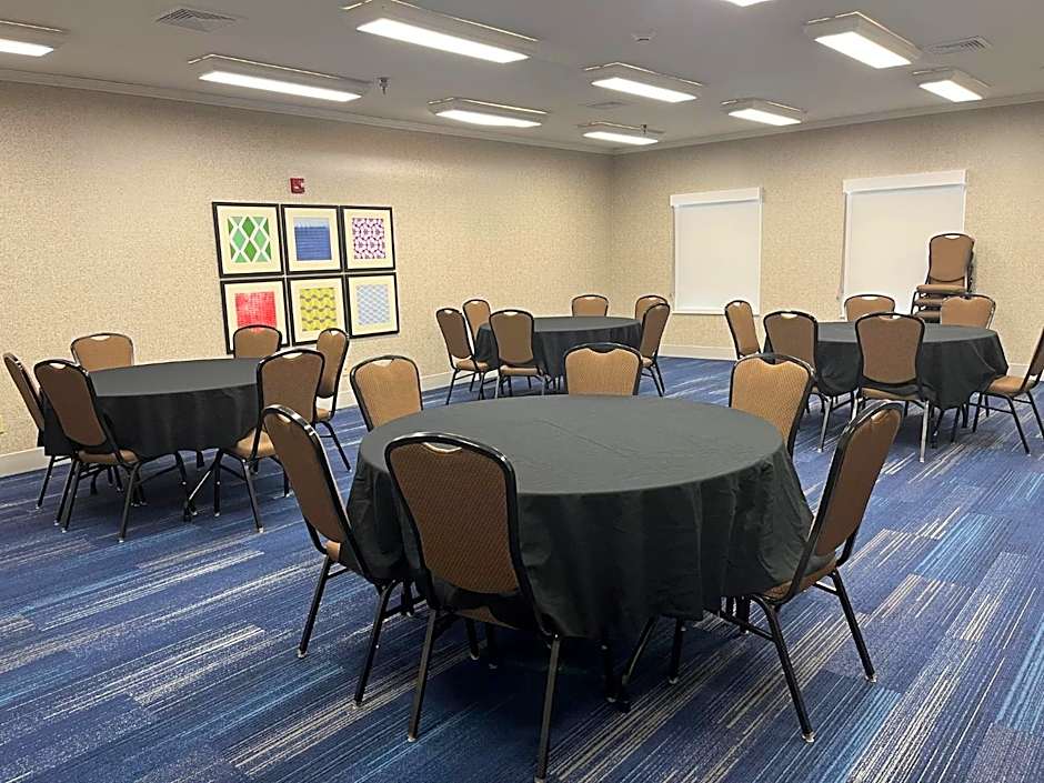 Holiday Inn Express Hotel & Suites Sioux Falls At Empire Mall By IHG