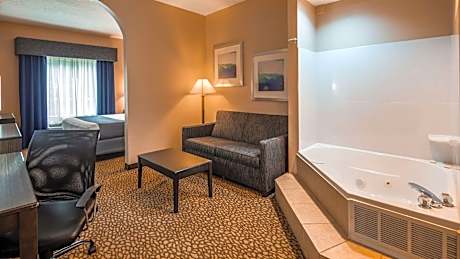 King Suite with Spa Bath and Sofa Bed - Non-Smoking