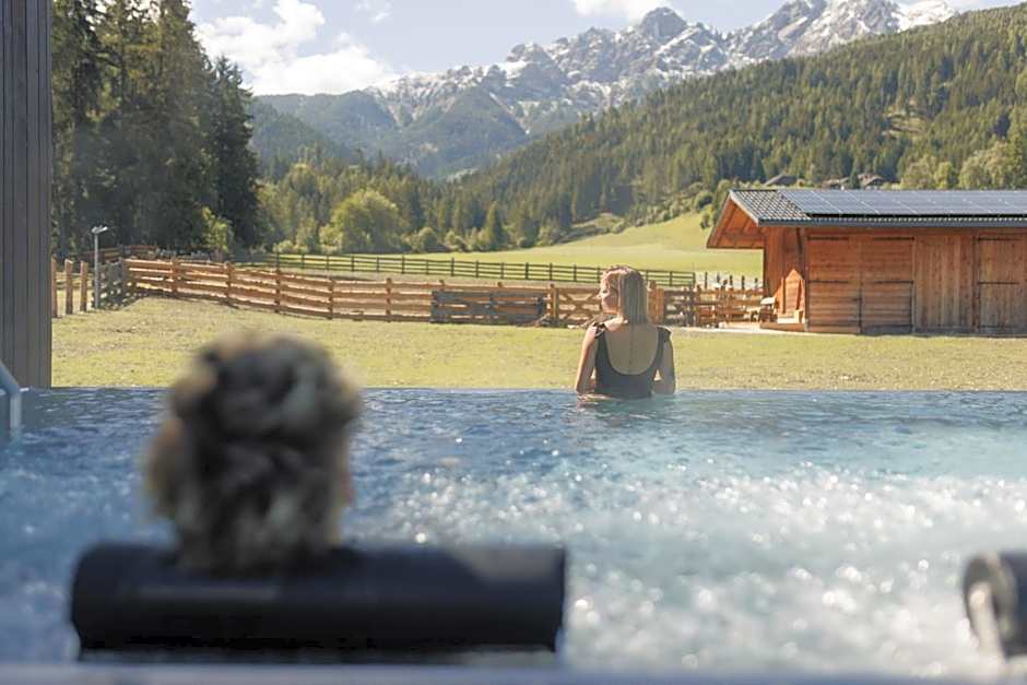 Aparthotel Familiaris - Family Apartments - Pools & Spa in Dolomites