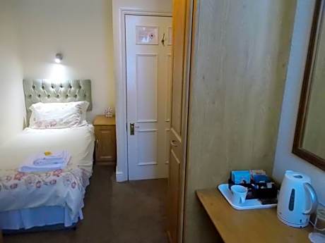 Single Room With En Suite Shower and Separate Private Toilet