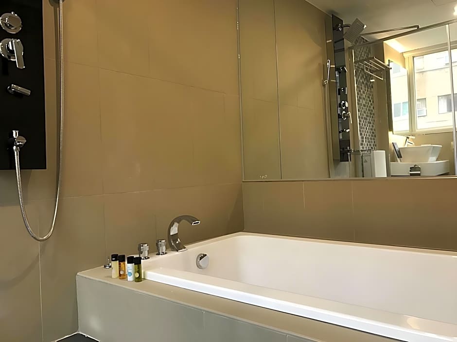 Fairytale YiSu Hot Spring Hotel