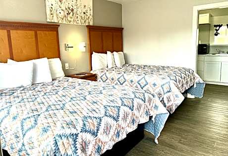 2 Queen Beds with Kitchenette