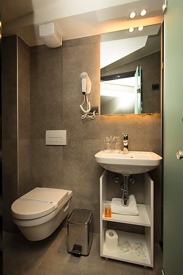 BOUTIQUE 25h by Eva stay 018