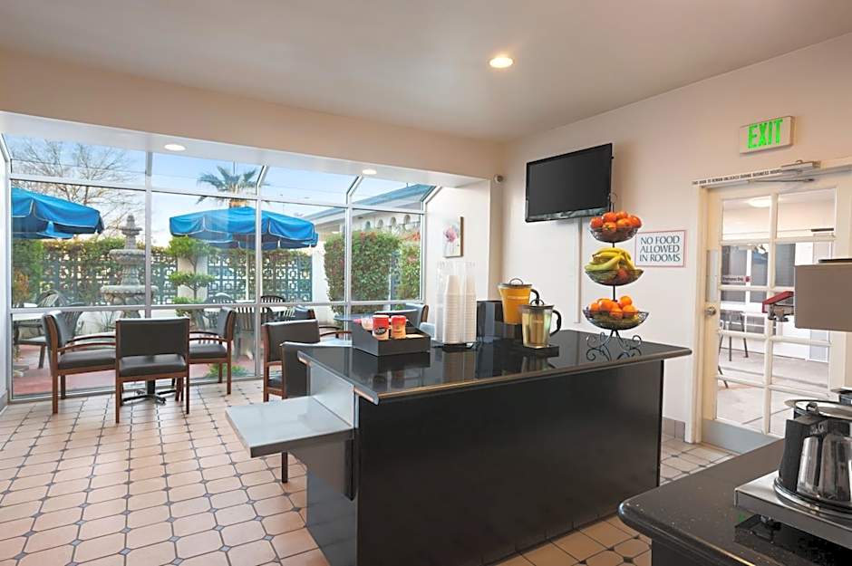 Travelodge by Wyndham Bakersfield