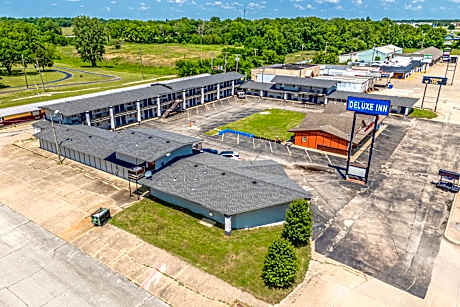 Deluxe Inn & Suites By OYO Miami OK