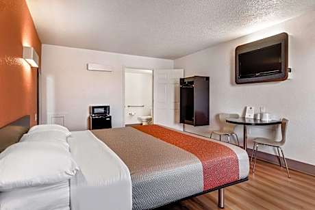 1 King Bed | Mobil Access Tub Nsmk Micfridg