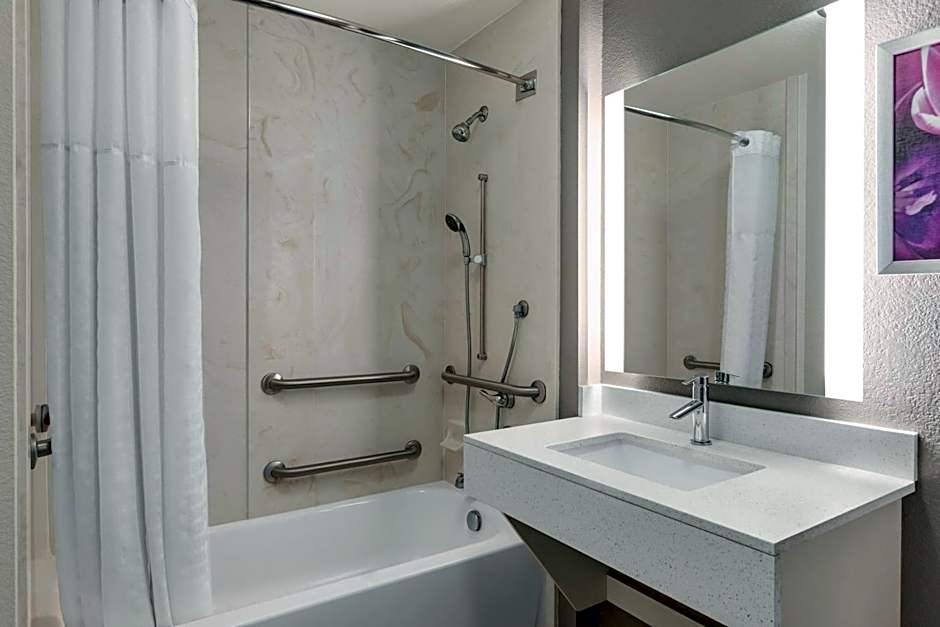 La Quinta Inn & Suites by Wyndham Arlington North Six Flags Drive