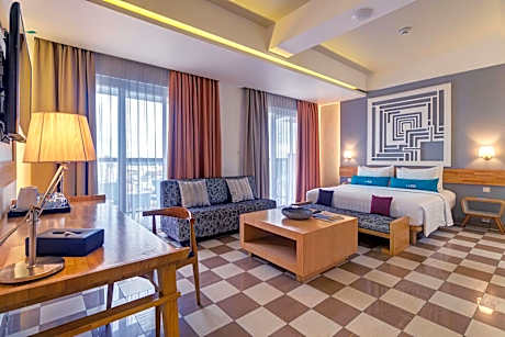 Executive Suite with City View - Balcony