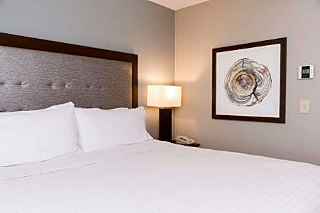 King Suite with Accessible Tub - Mobility and Hearing Access/Non-Smoking