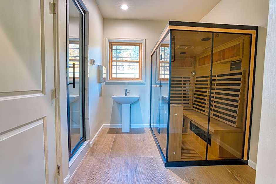 The Haüs Windham - Spacious Suites, Hot Tub, Mountain Views!