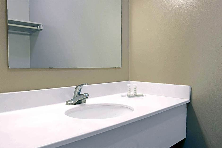 Super 8 by Wyndham Eureka/Six Flags Nearby