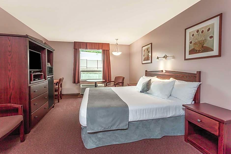 Super 8 by Wyndham Lake Country/Winfield Area