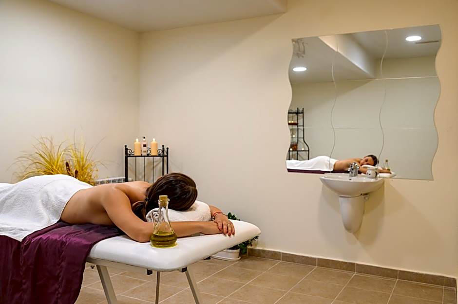 Parklands Hotel & Pool