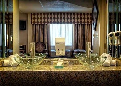 King Suite with Spa Bath - Non-Smoking