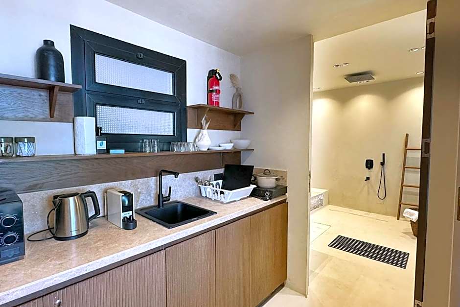 The 2 BDR Pyramids Vista w Bathtub