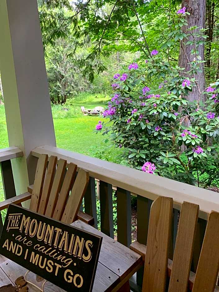 Mountain Meadows Inn & Chalet Suites