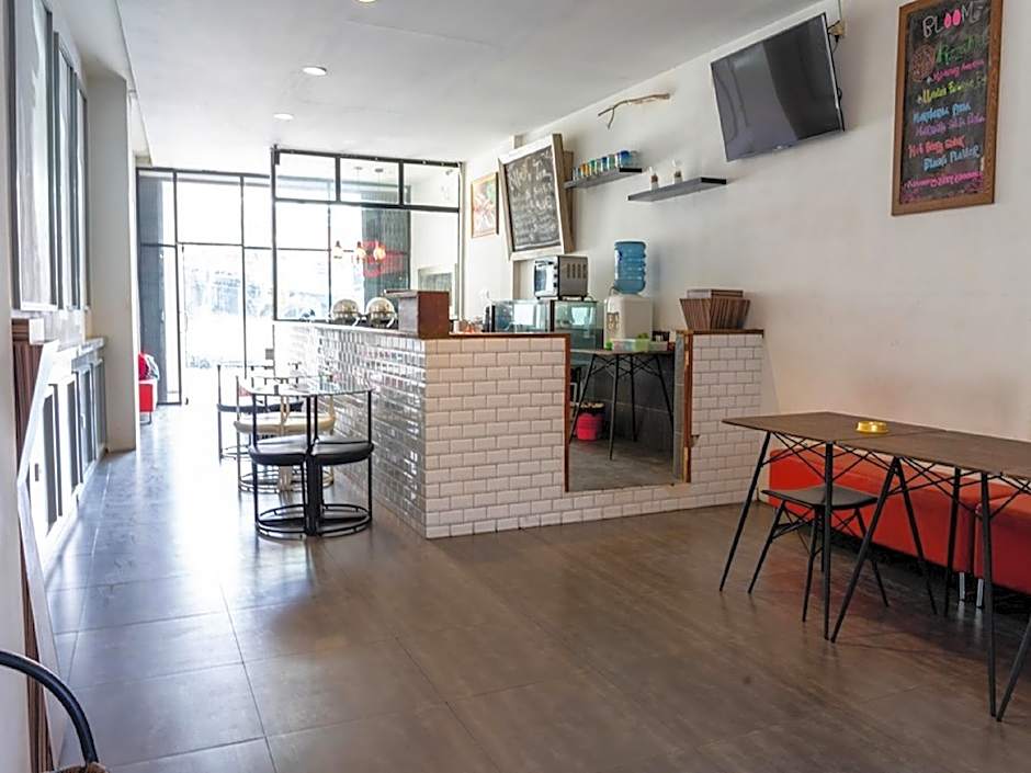 RedDoorz near Setrasari Mall 4