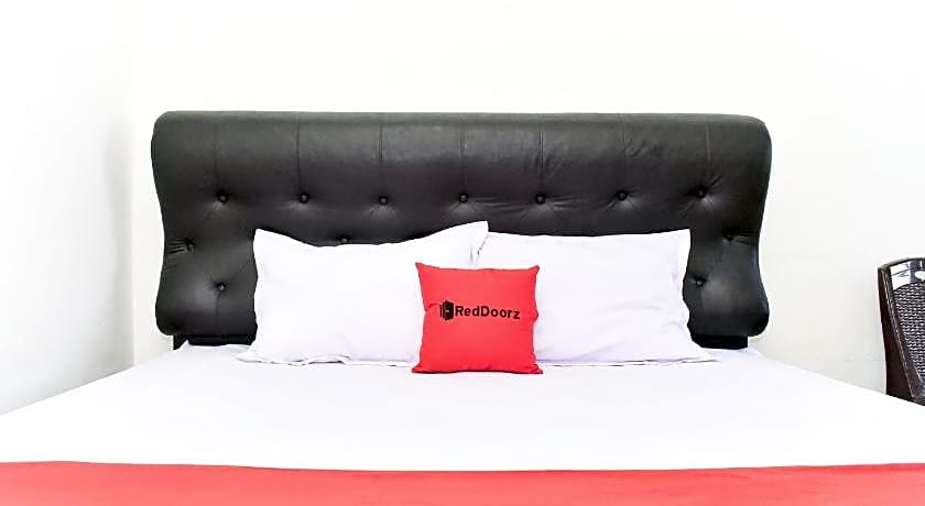 RedDoorz near Alun Alun Wonosobo