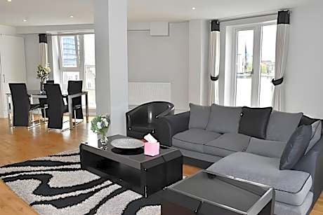 Deluxe Two Double Bedroom and Two Bathroom Apartment