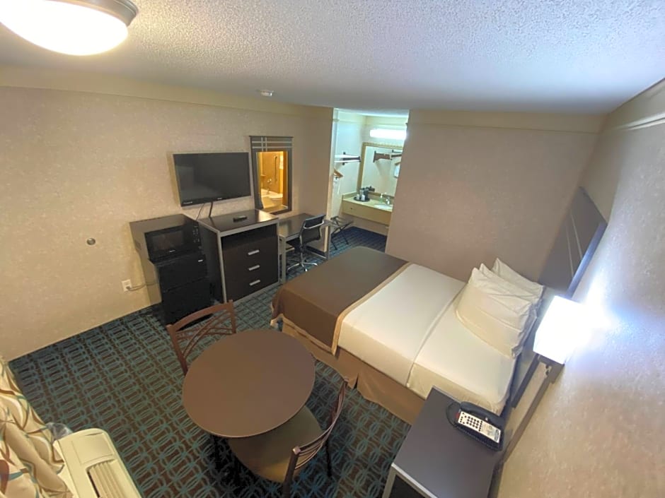 Deluxe Inn - Fayetteville I-95