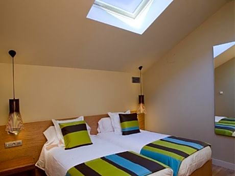 FAMILIAR ROOM (5 ADULTS)