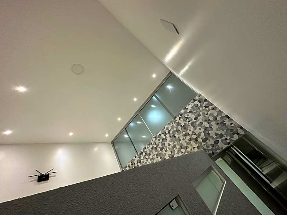 Quarto privativo com banheiro compartilhado em Pousada recém construída,a 500mts do pátio do forró