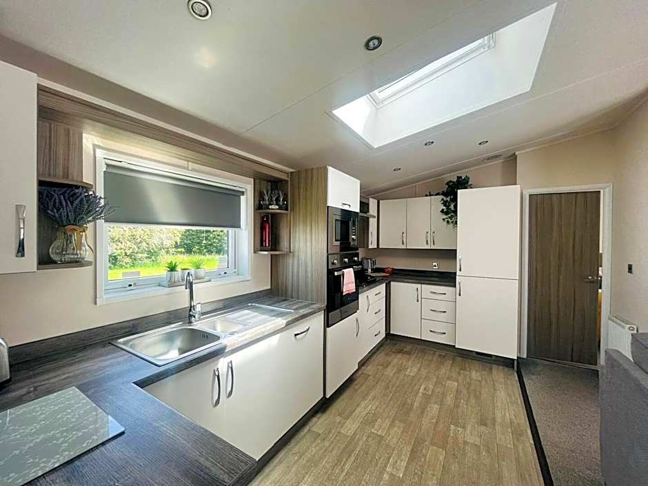 Waterside Retreat With Hot Tub