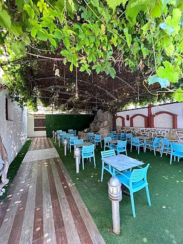 Ados Hotel
