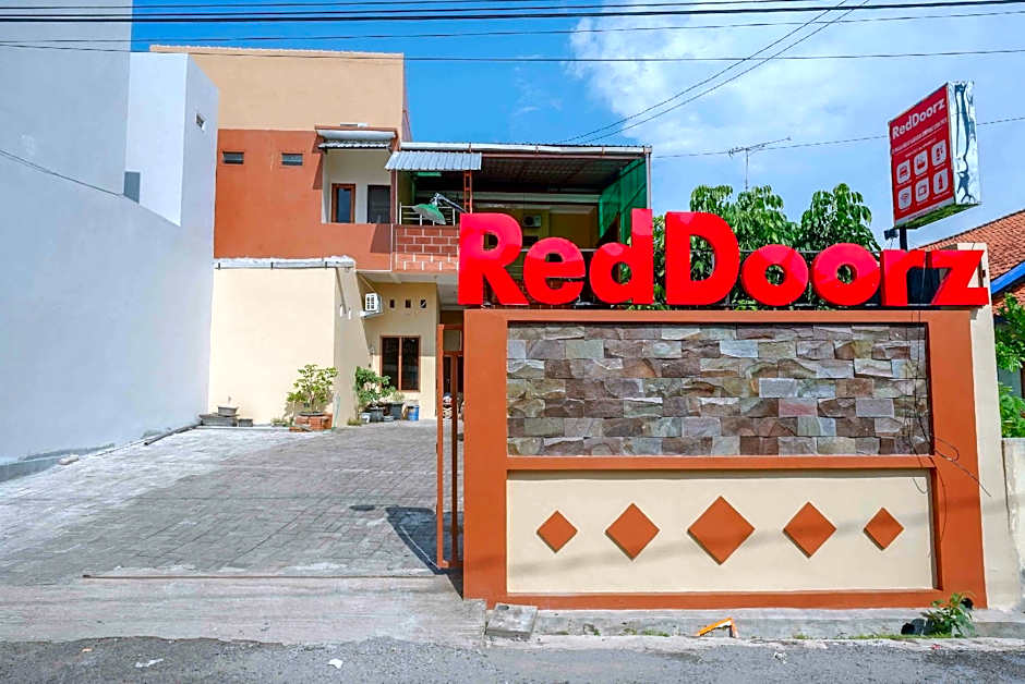 RedDoorz Syariah near Kawasan Simpang Lima Pati