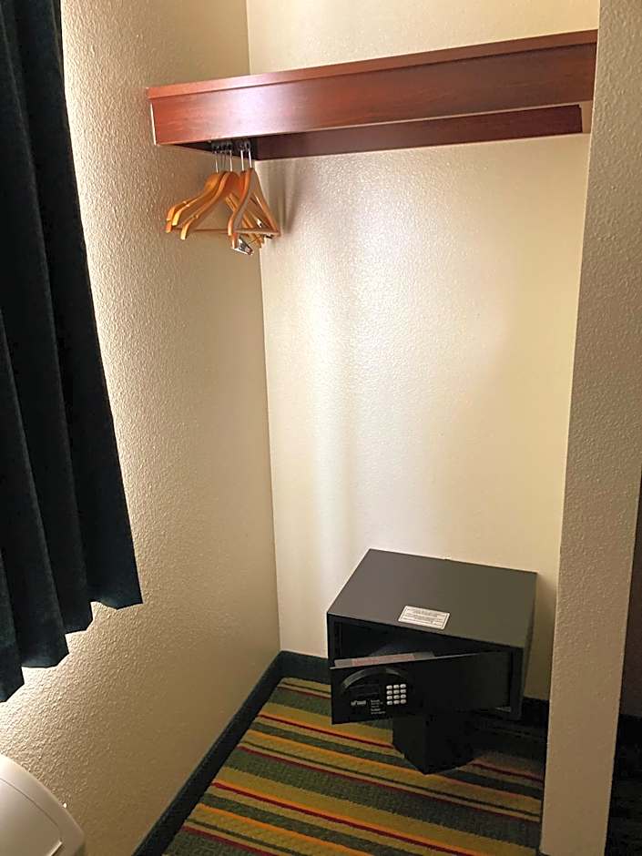 Super 8 by Wyndham Windsor